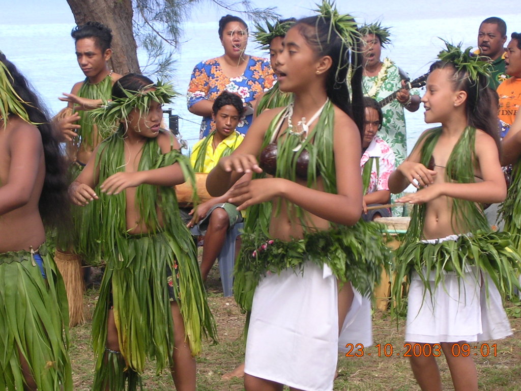 COOK ISLANDS - Atiu Island - dancing and singing girls 2003.